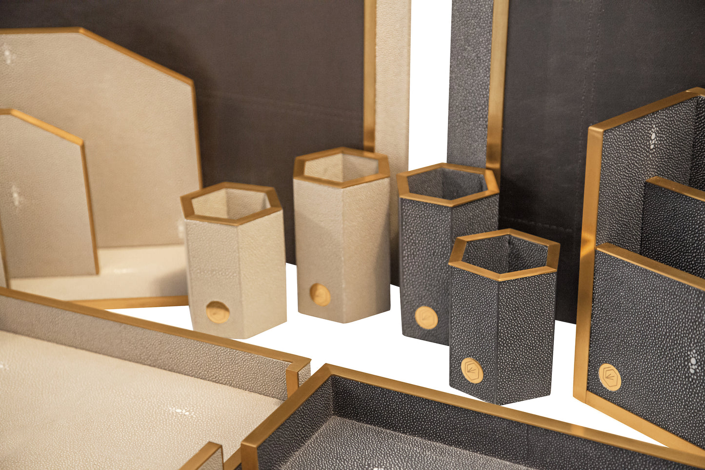 Pen Pot Large - Graphite Collection Shagreen / Brass